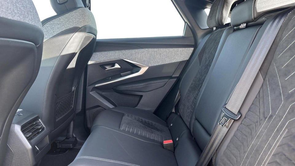 Peugeot e-3008 77 GT 5d