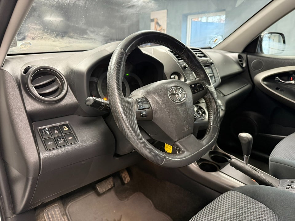 Toyota RAV4 2,2 D-CAT 150 T3 aut. 4x4 Van 5d