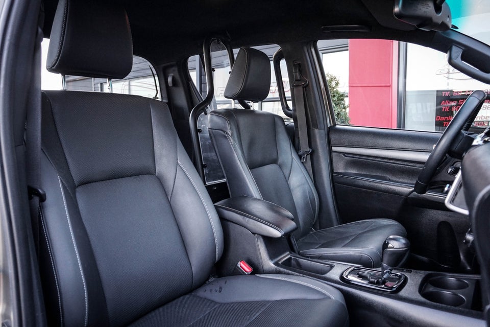 Toyota HiLux 2,8 D T4 Invincible Db.Kab aut. 4d