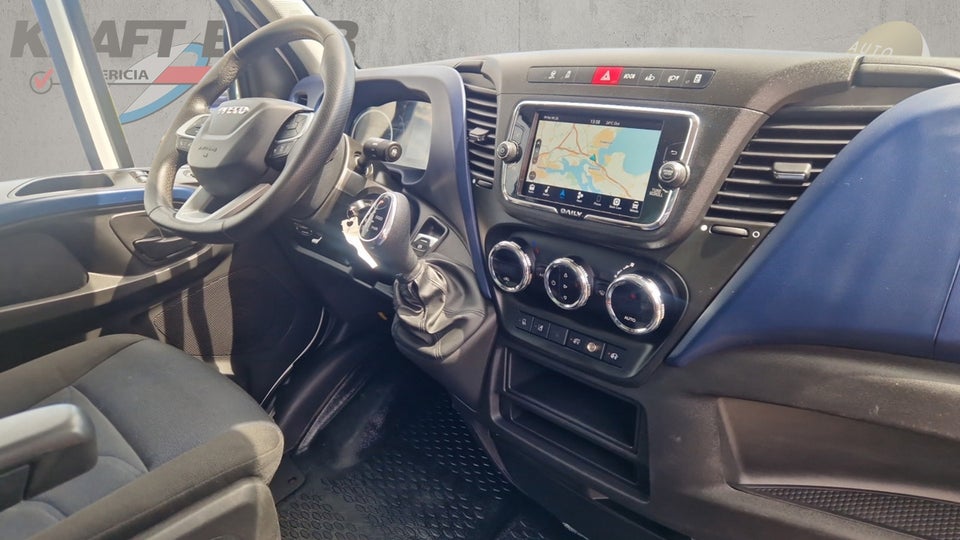 Iveco Daily 3,0 35S18 Box m/lift AG8 2d