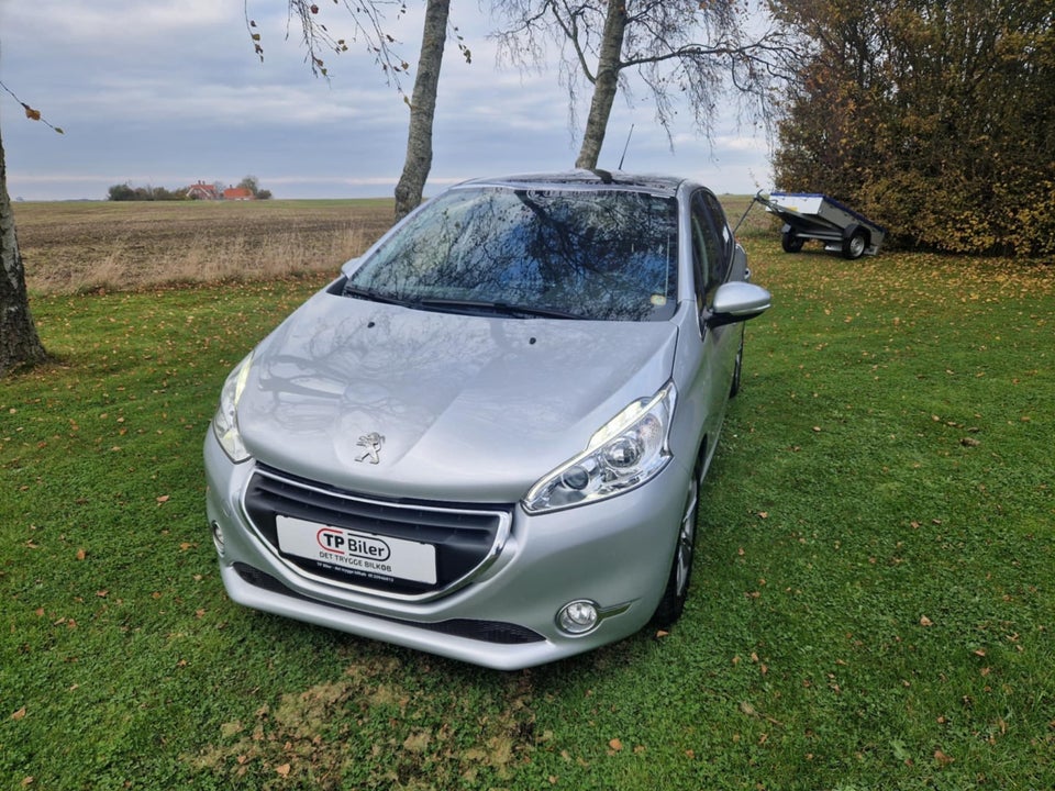 Peugeot 208 1,2 VTi Allure Sky 5d