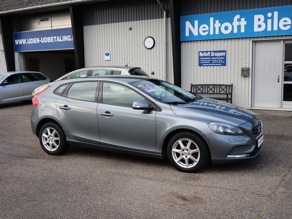 Volvo V40 2,0 D2 120 Momentum Eco 5d