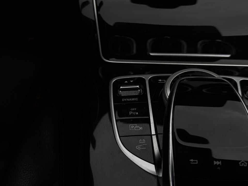 Mercedes C300 de 2,0 AMG Line stc. aut. 5d