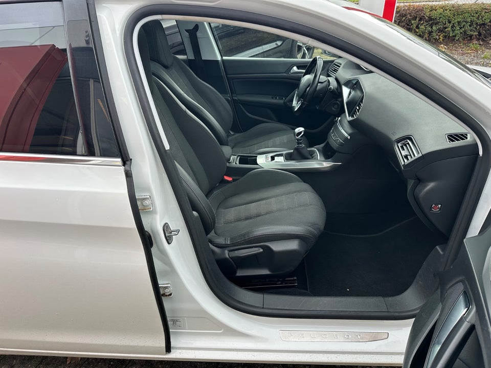 Peugeot 308 1,2 e-THP 130 Allure Sky SW 5d