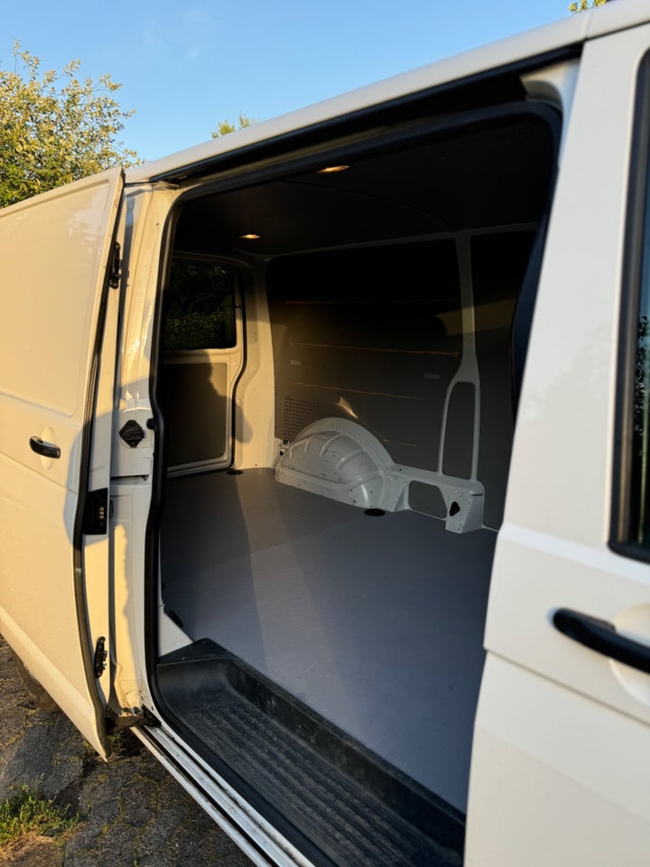 VW Transporter 2,0 TDi 140 Kassevogn lang