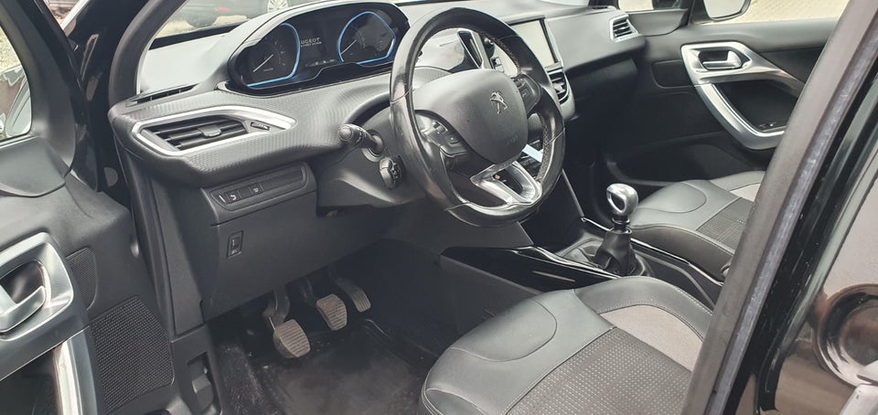 Peugeot 2008 1,2 PureTech 130 Selection Sky 5d