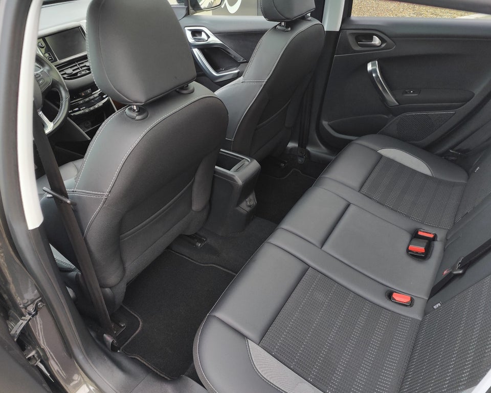 Peugeot 2008 1,6 BlueHDi 100 Selection Sky 5d