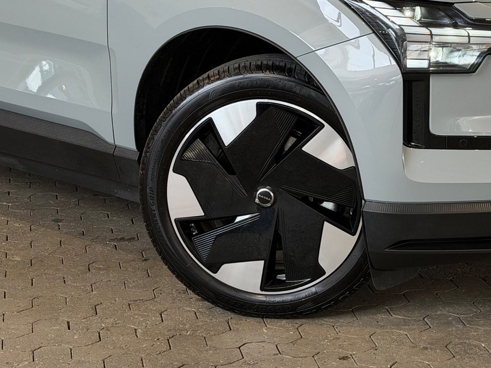 Volvo EX30 Extended Range Plus 5d