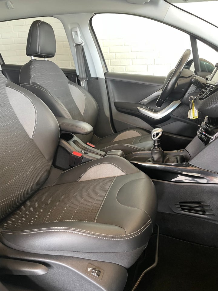 Peugeot 2008 1,2 PureTech 110 Prestige Sky 5d