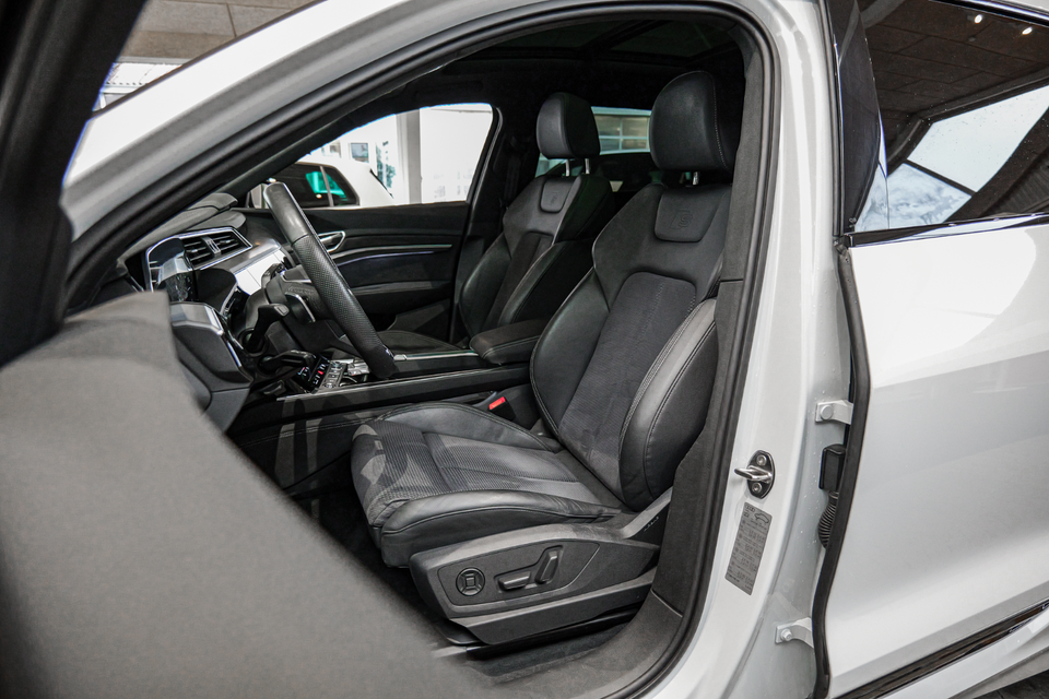 Audi Q8 e-tron 55 S-line quattro 5d