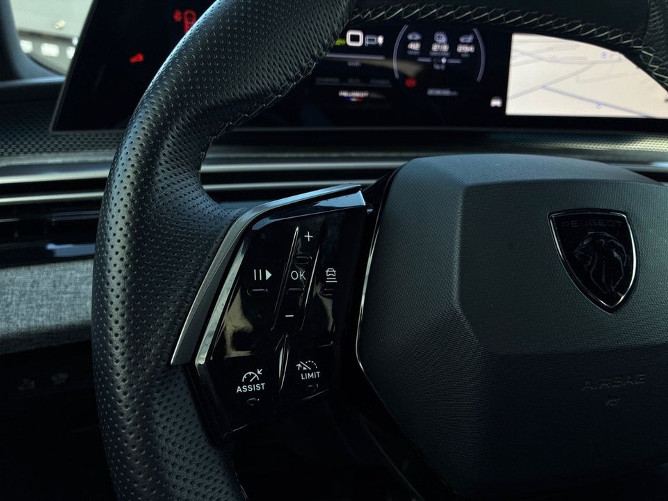 Peugeot e-3008 77 GT Pack 5d