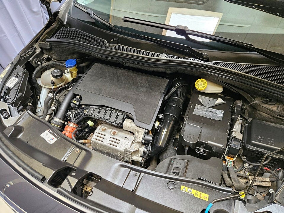 Peugeot 2008 1,2 PureTech 130 Allure Sky 5d