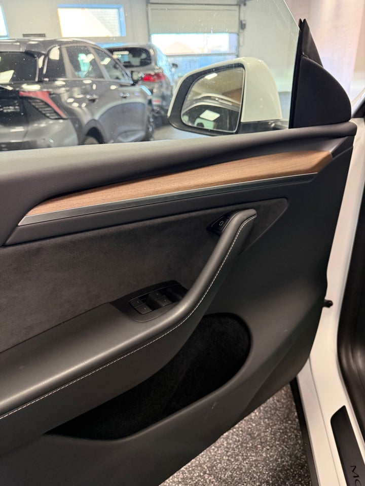 Tesla Model Y Long Range AWD 5d