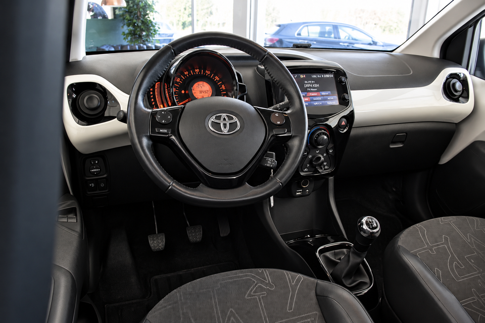 Toyota Aygo 1,0 VVT-i x-wave Sky 5d