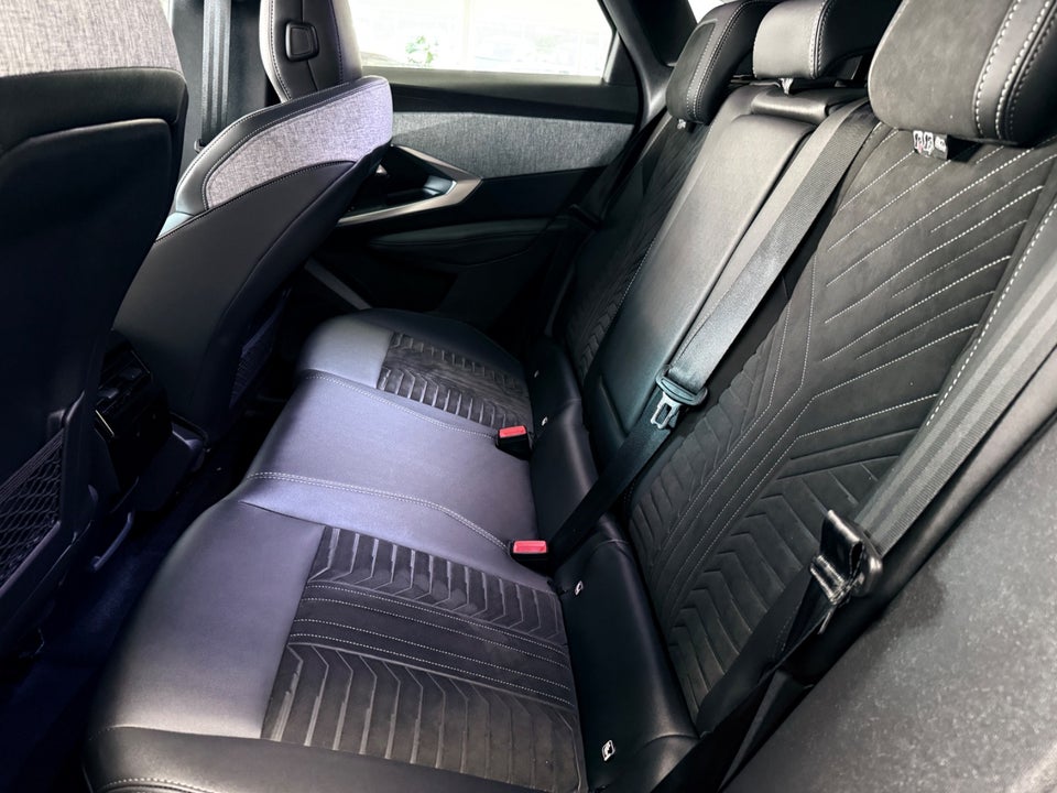 Peugeot e-3008 77 GT Pack 5d