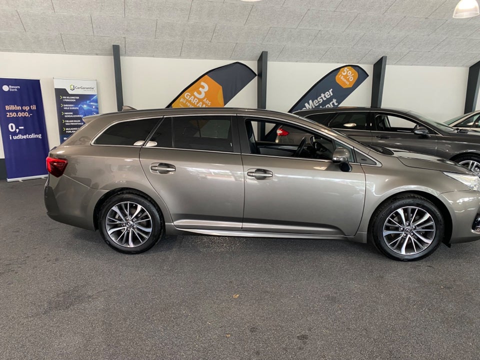 Toyota Avensis 1,8 VVT-i T2 Premium Touring Sports 5d