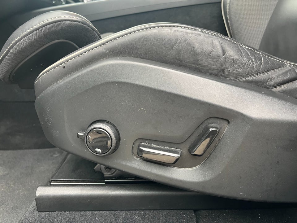 Volvo XC60 2,0 T8 ReCharge R-Design aut. AWD 5d