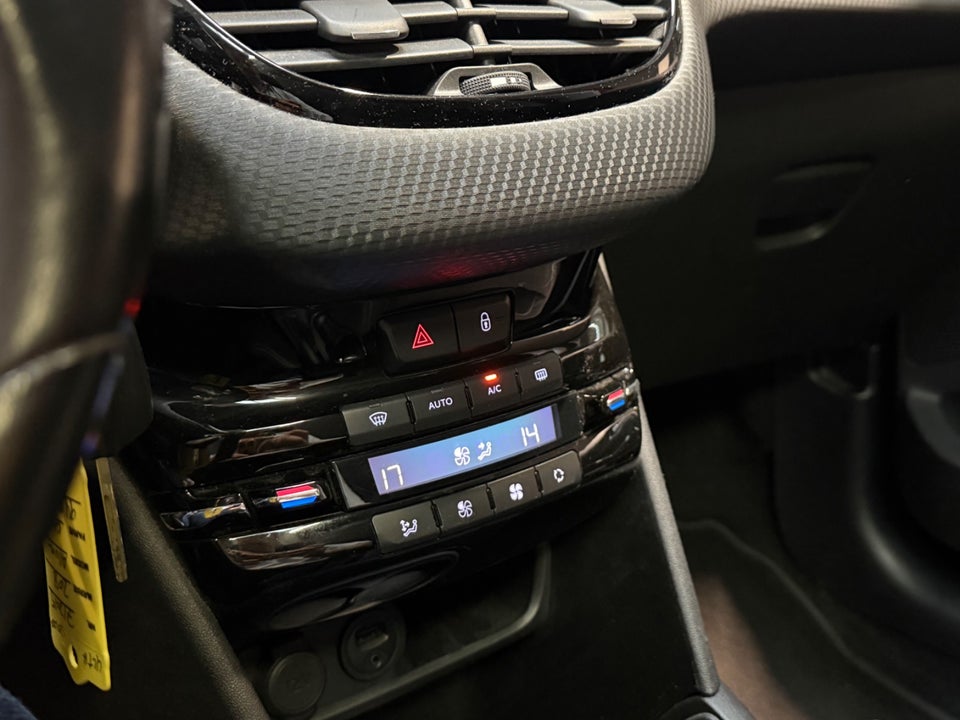 Peugeot 208 1,2 e-THP 110 Allure Sky 5d