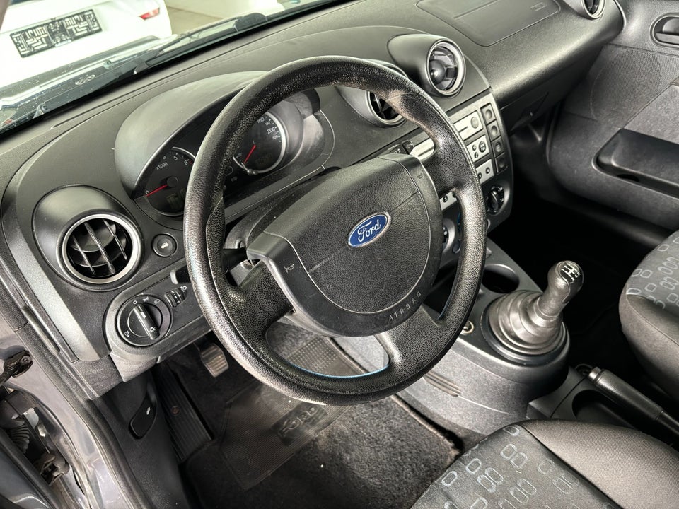 Ford Fiesta 1,3 Ambiente 5d