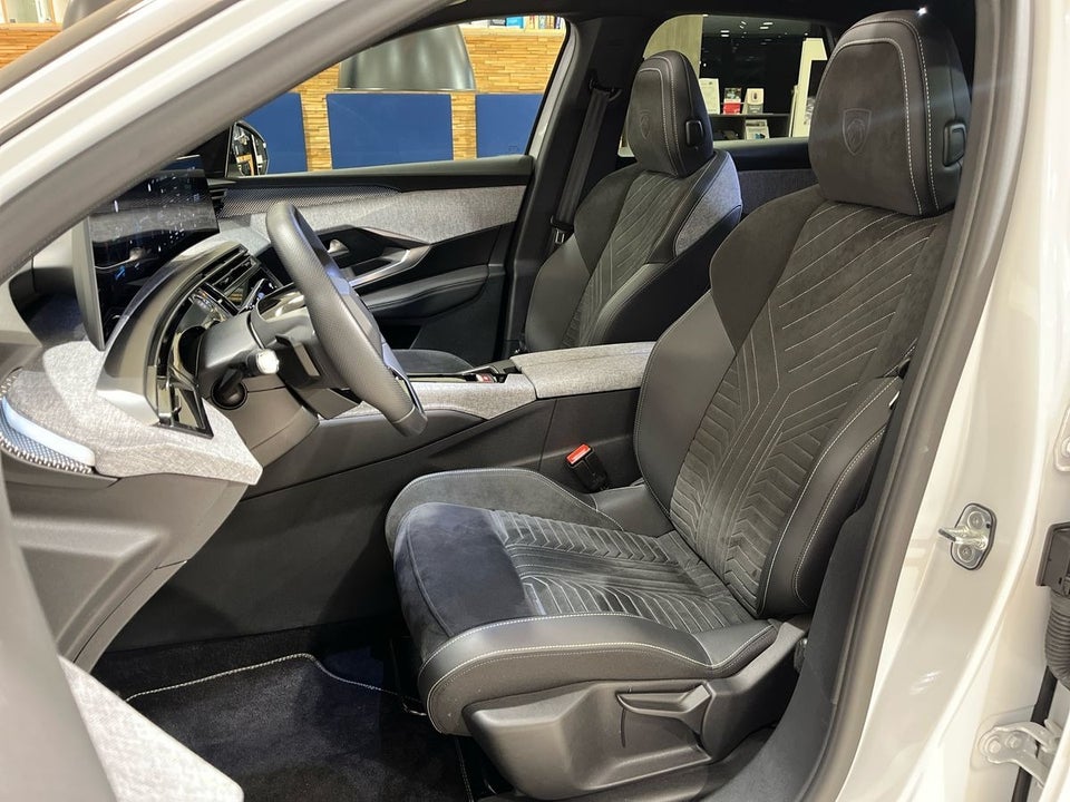 Peugeot e-3008 77 GT Pack 5d
