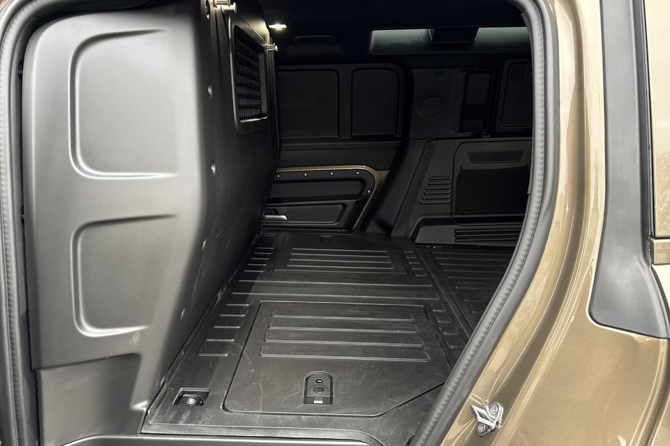 Land Rover Defender 110 3,0 D250 Hard Top X-Dynamic SE aut. Van 5d