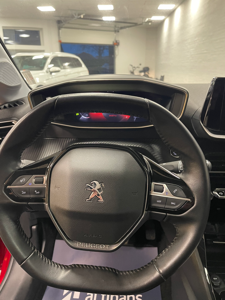 Peugeot 208 1,2 PureTech 100 Allure Sky 5d