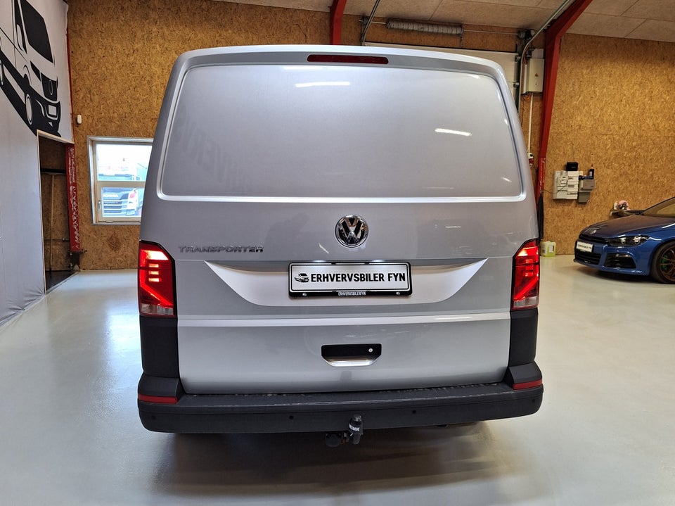 VW Transporter 2,0 TDi 110 Kassevogn kort