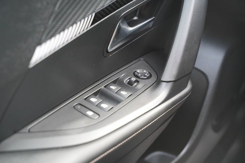 Peugeot 2008 1,2 PureTech 130 Allure EAT8 5d