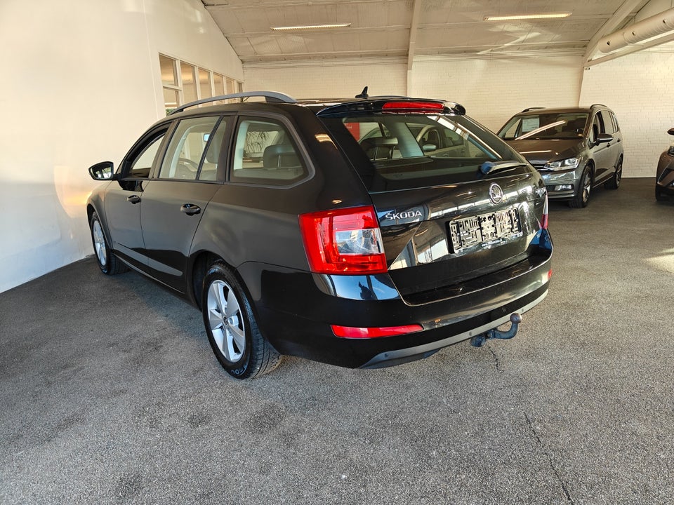 Skoda Octavia 1,6 TDi 105 Elegance Combi DSG 5d