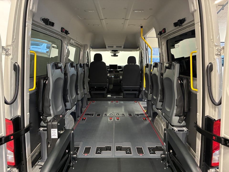 VW Crafter 35 2,0 TDi 140 Kombi L3H3 aut.