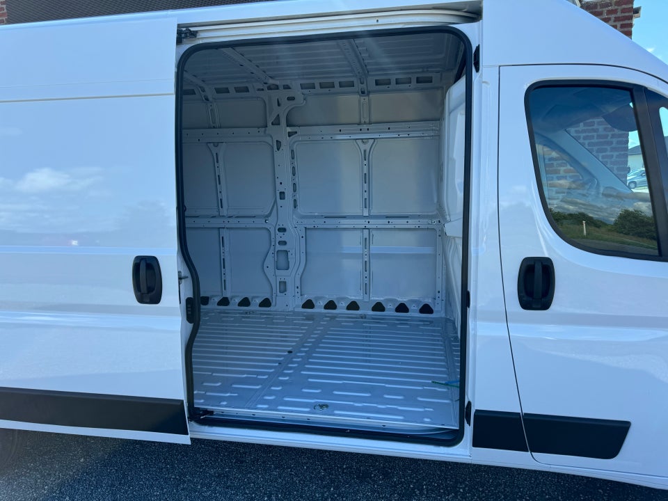 Peugeot Boxer 335 2,2 BlueHDi 140 L3H2 Premium