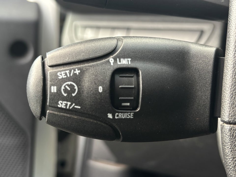 Peugeot 2008 1,2 e-THP 110 Allure Sky 5d