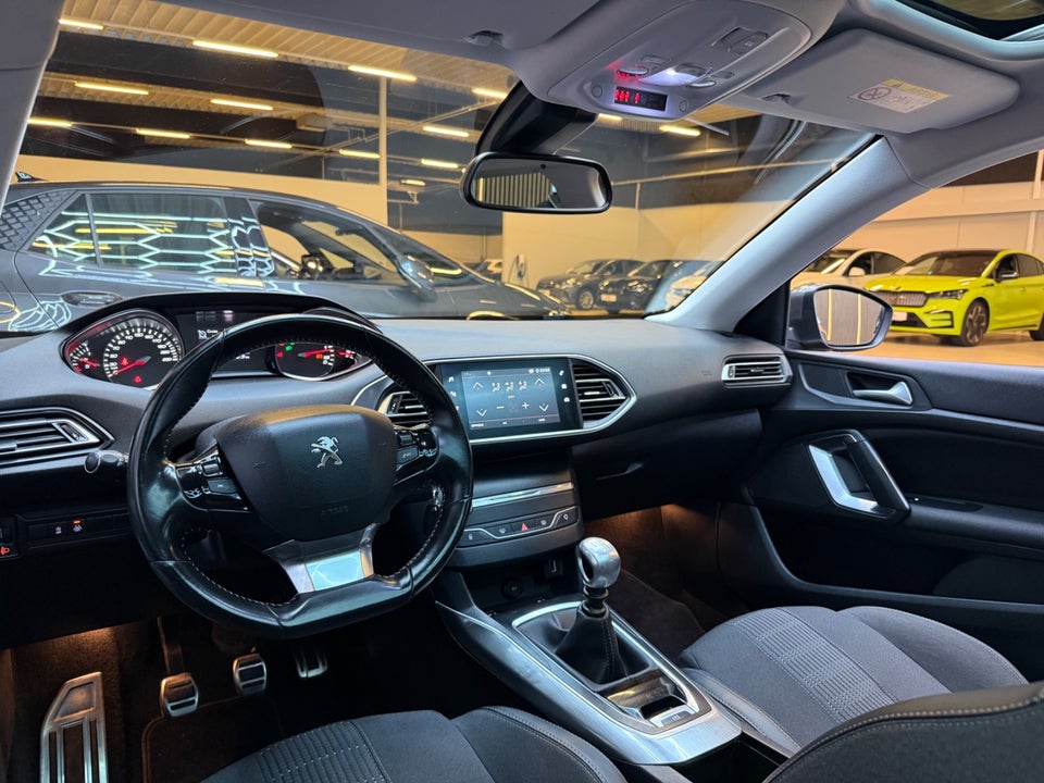 Peugeot 308 1,5 BlueHDi 130 Selection Sky 5d