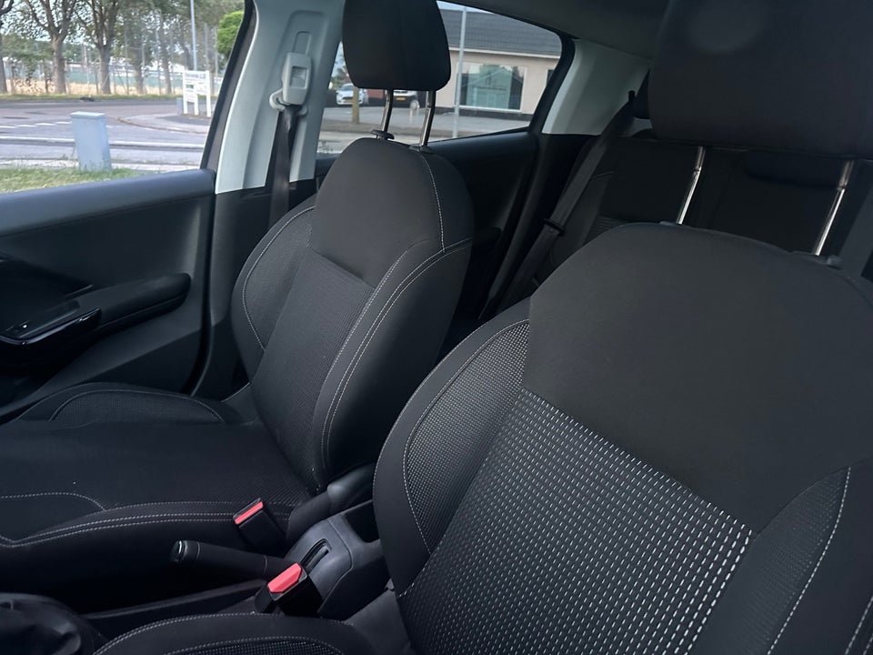 Peugeot 208 1,2 PureTech 82 Allure Sky 5d
