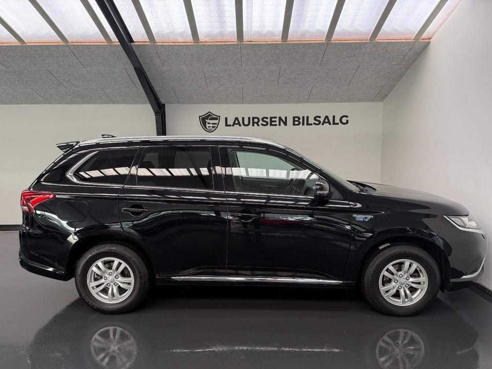 Mitsubishi Outlander 2,4 PHEV Invite CVT 4WD 5d