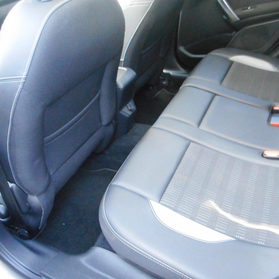 Peugeot 2008 1,6 BlueHDi 100 Allure Sky 5d