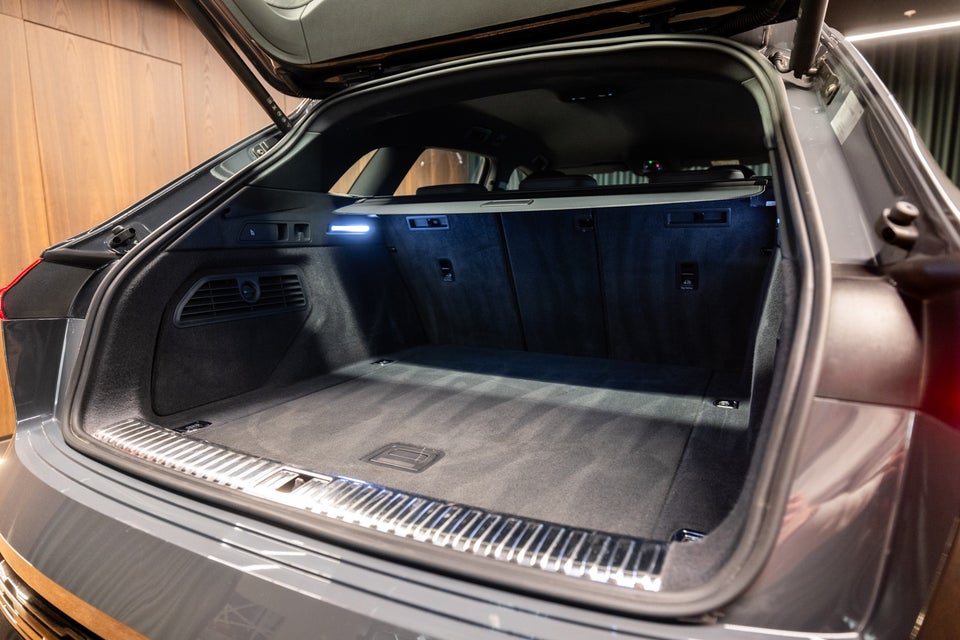 Audi Q8 e-tron 55 S-line quattro 5d