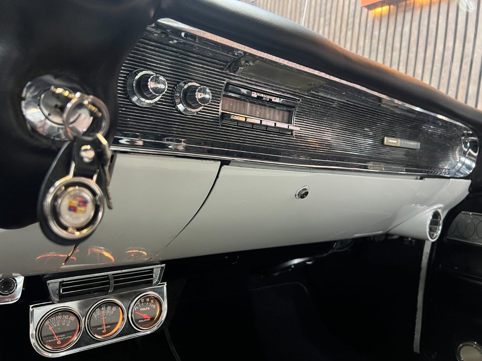 Cadillac Coupé DeVille 6,4 aut. 2d