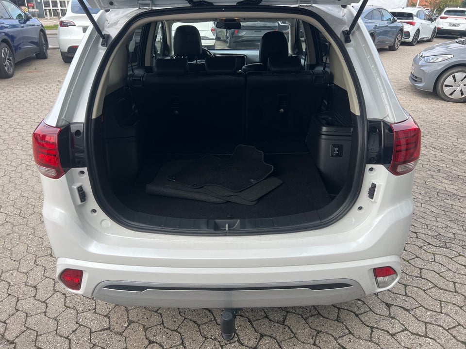 Mitsubishi Outlander 2,4 PHEV Invite+ CVT 4WD 5d