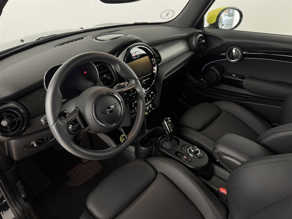 MINI Cooper SE Essential 3d