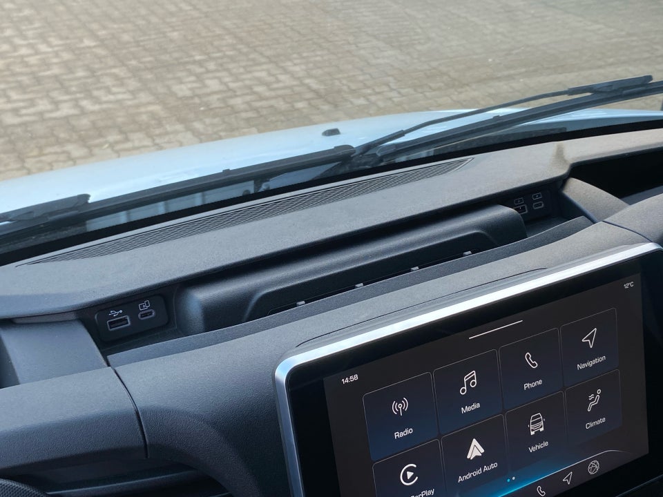 Iveco Daily 3,0 35S18 4100mm Box m/lift AG8