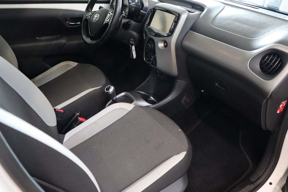 Toyota Aygo 1,0 VVT-i x-wave x-shift 5d