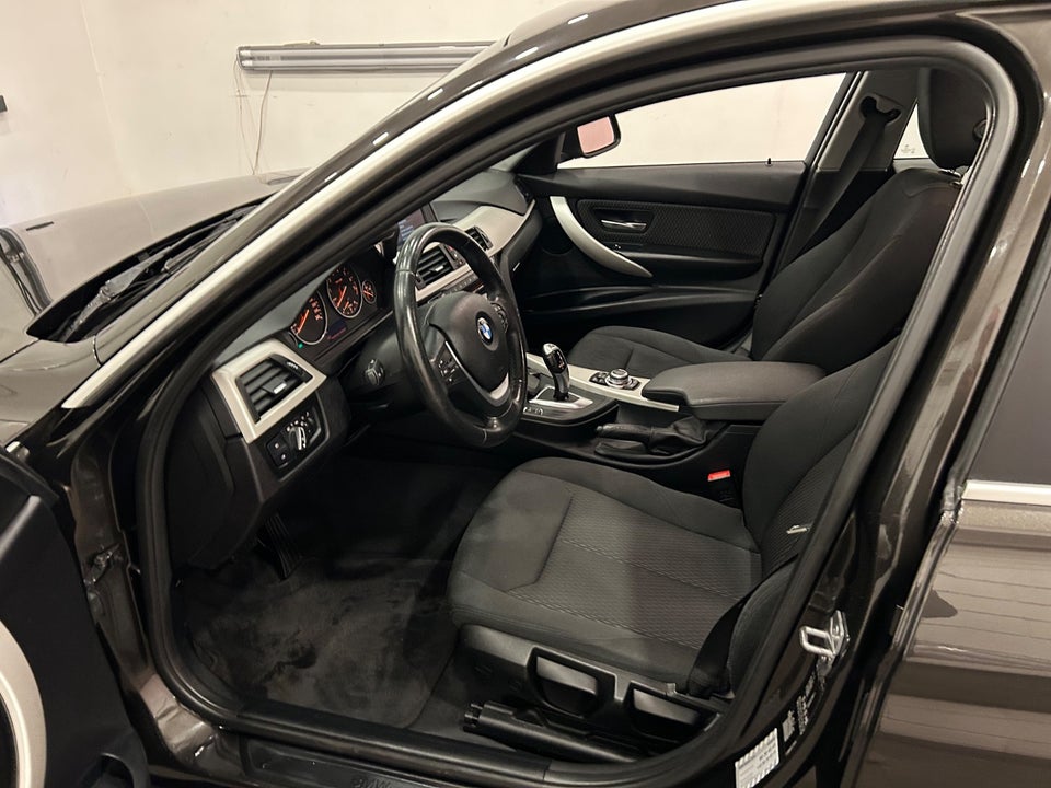 BMW 320i 2,0 Touring aut. 5d