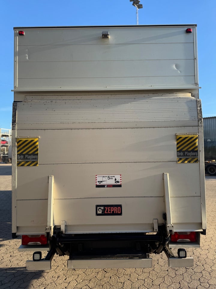 Iveco Daily 3,0 35S18 Box m/lift AG8 2d