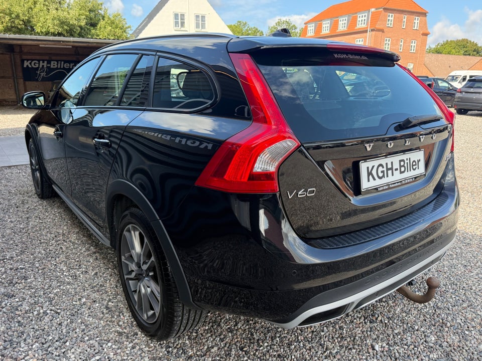 Volvo V60 CC 2,0 D3 150 Summum aut. 5d