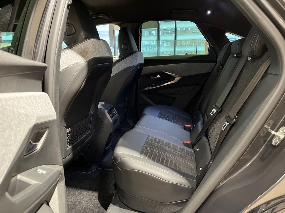 Peugeot e-3008 77 GT Pack 5d