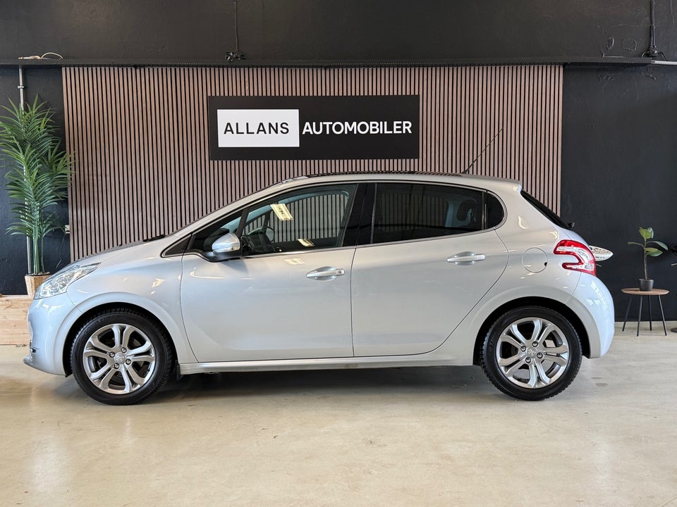 Peugeot 208 1,2 VTi Allure Sky 5d