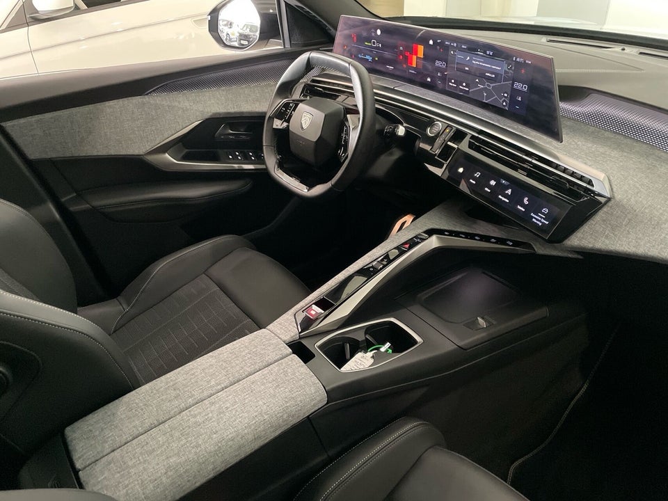 Peugeot e-3008 77 GT Pack 5d