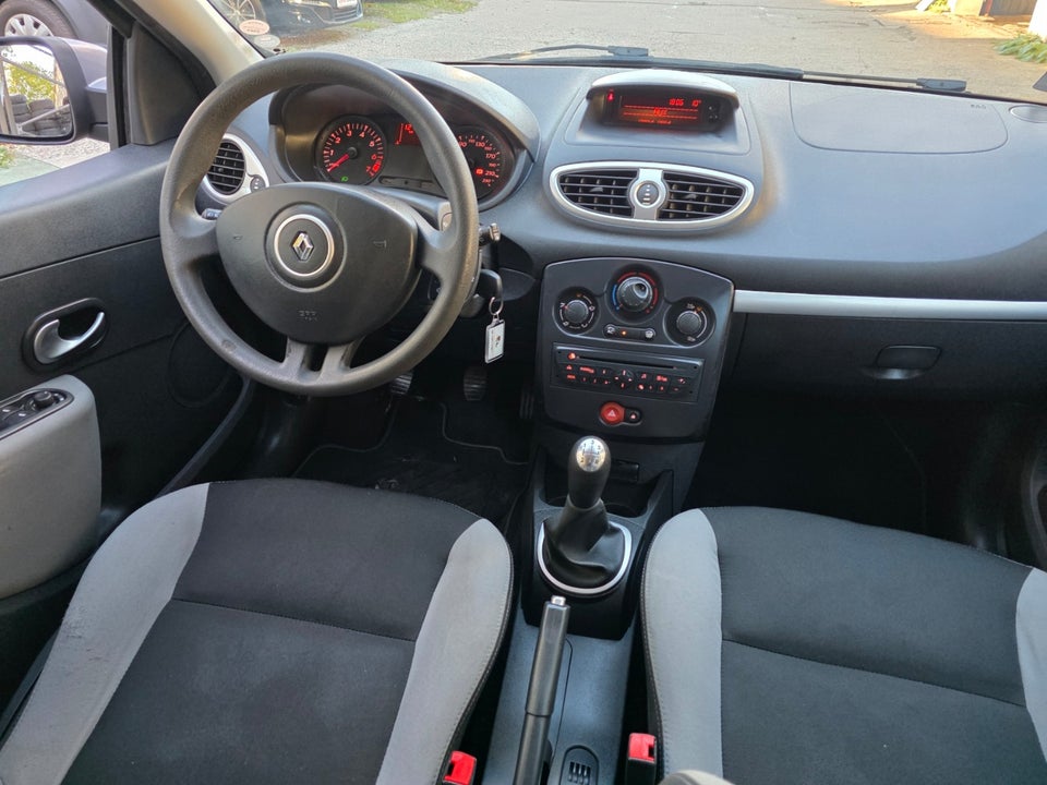 Renault Clio IV 1,2 16V Expression 5d