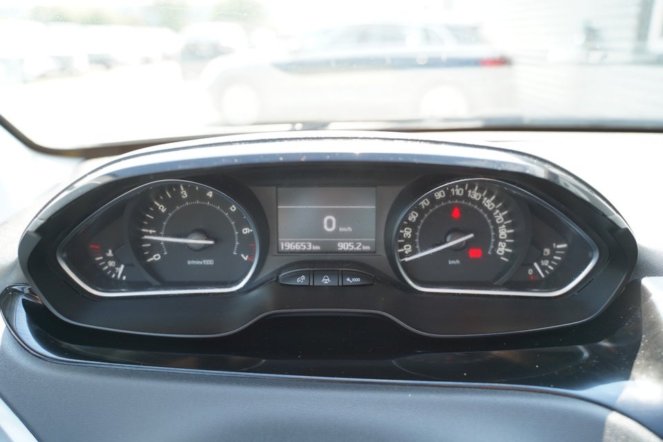 Peugeot 208 1,2 VTi 82 Supreme Sky 5d